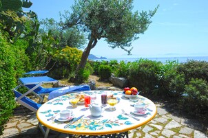 Minibar, caja de seguridad en la habitación, escritorio y cunas 