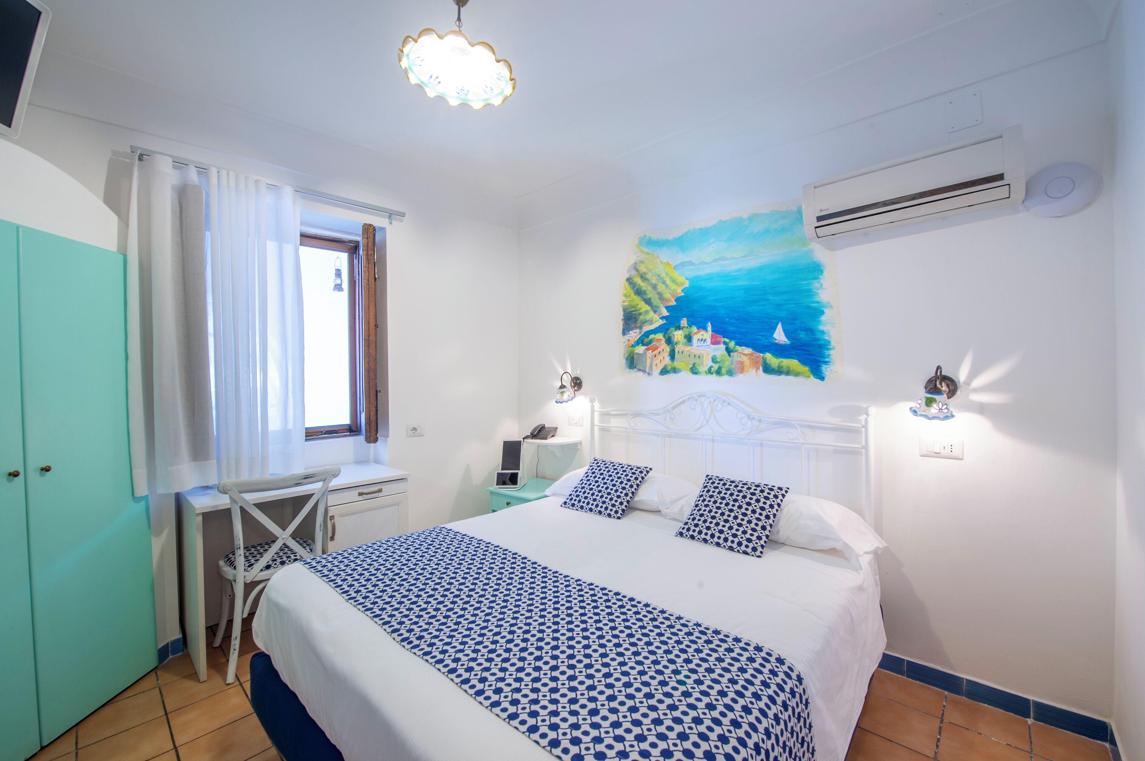 economy double room | 1 bedroom, minibar, in-room safe, desk