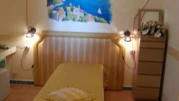 Economy Single Room | Minibar, in-room safe, desk, cribs/infant beds