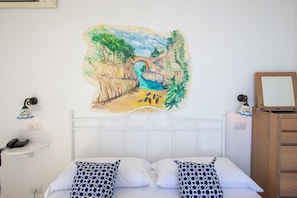 Minibar, in-room safe, desk, cribs/infant beds - Locanda Costa Diva (Praiano)