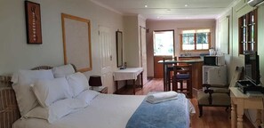 Premium bedding, desk, iron/ironing board, free WiFi - The Sleeping Bao B&B (Pietermaritzburg)