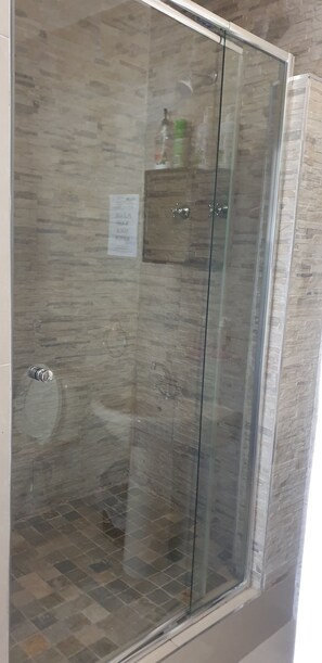 Habitación individual Deluxe, 1 cama doble | Baño | Ducha, secador de pelo y toallas