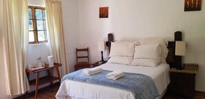Roupas de cama premium, escrivaninha, ferros/tábuas de passar roupa