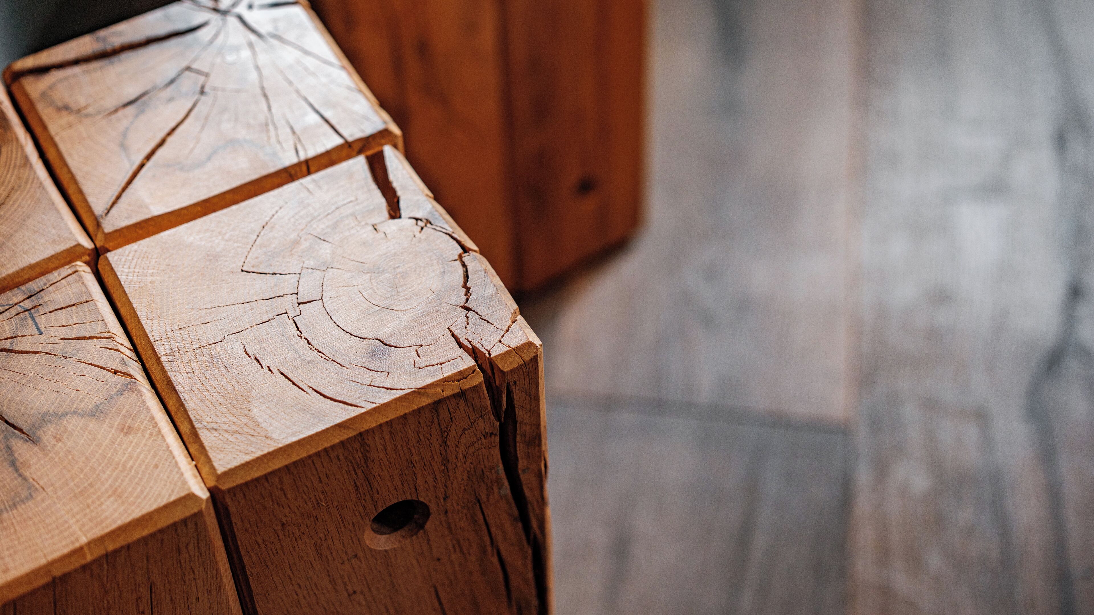 Primer plano de una mesa de madera con acabado natural y vetas visibles.