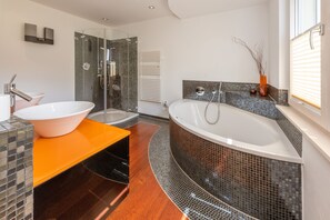 Appartement, vue montagne (4.5 Rooms, 2nd Floor, Matterhorn View) | Salle de bain | Baignoire et douche séparées, articles de toilette gratuits