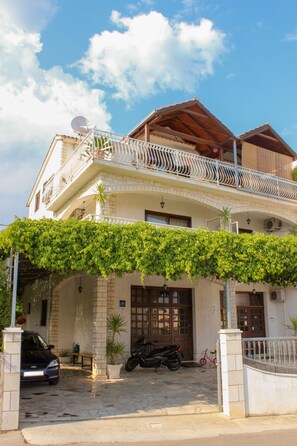 Front of property - Apartments Hrabar (Trogir)