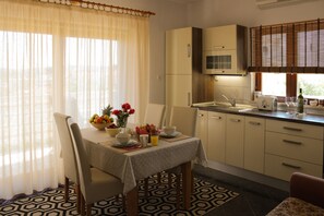 Basic Apartment, 2 Bedrooms, Non Smoking, Balcony | Private kitchen
