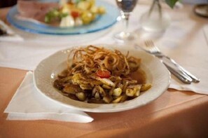 Se sirven cenas y cocina local; con mesas al aire libre