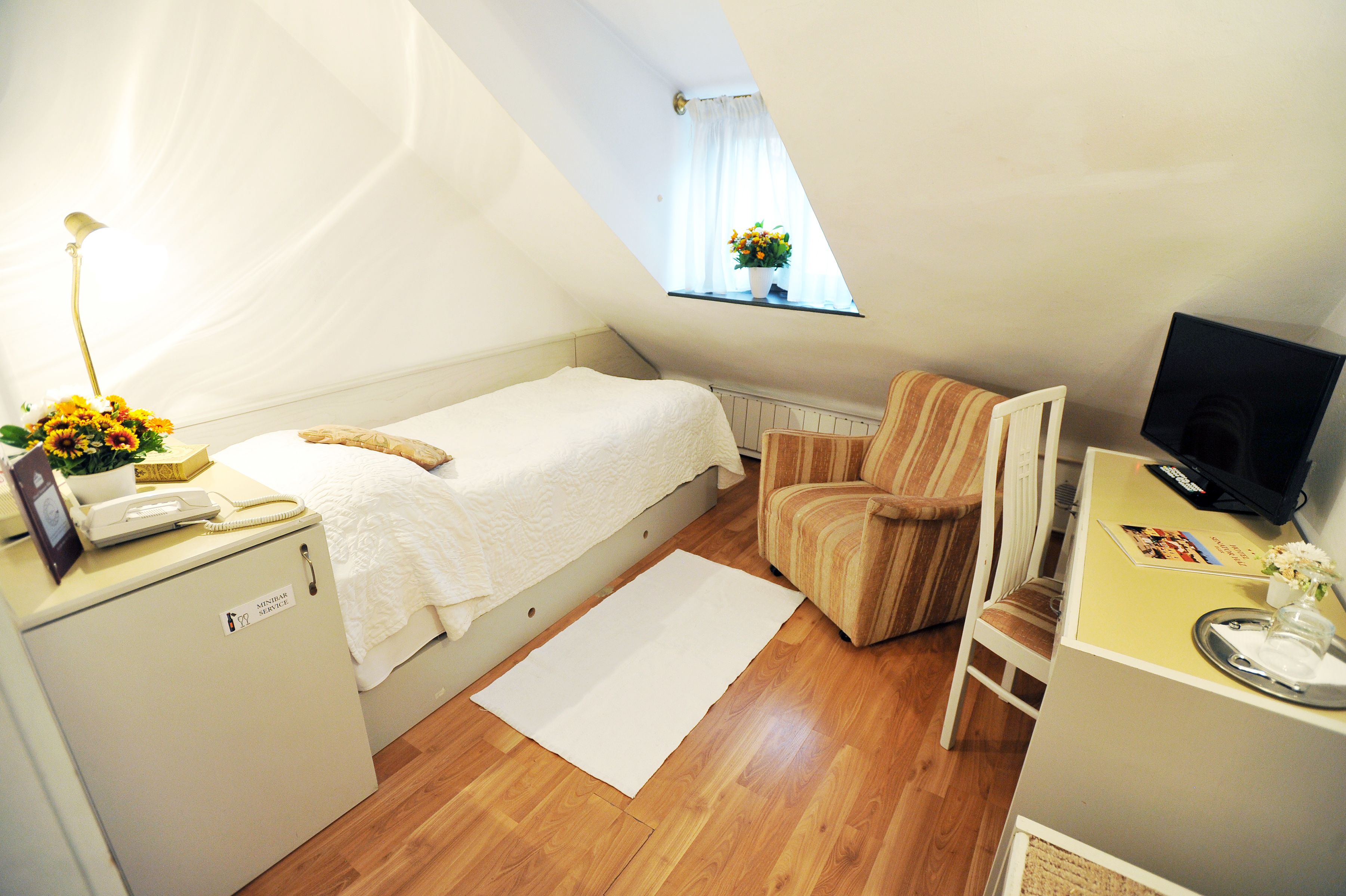standard single room | minibar, in-room safe, desk, free wifi