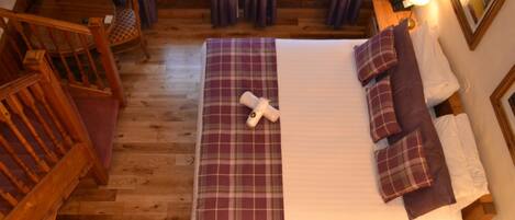 Meja kerja, setrika/meja setrika, tempat tidur lipat/tambahan, dan Wi-Fi