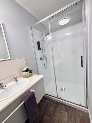 Family Room | Bilik Mandi | Kelengkapan dandanan diri percuma, pengering rambut, tuala disediakan 