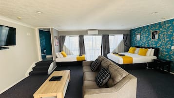 Luxury Studio | 1 bedroom, iron/ironing board, travel cot, free WiFi
