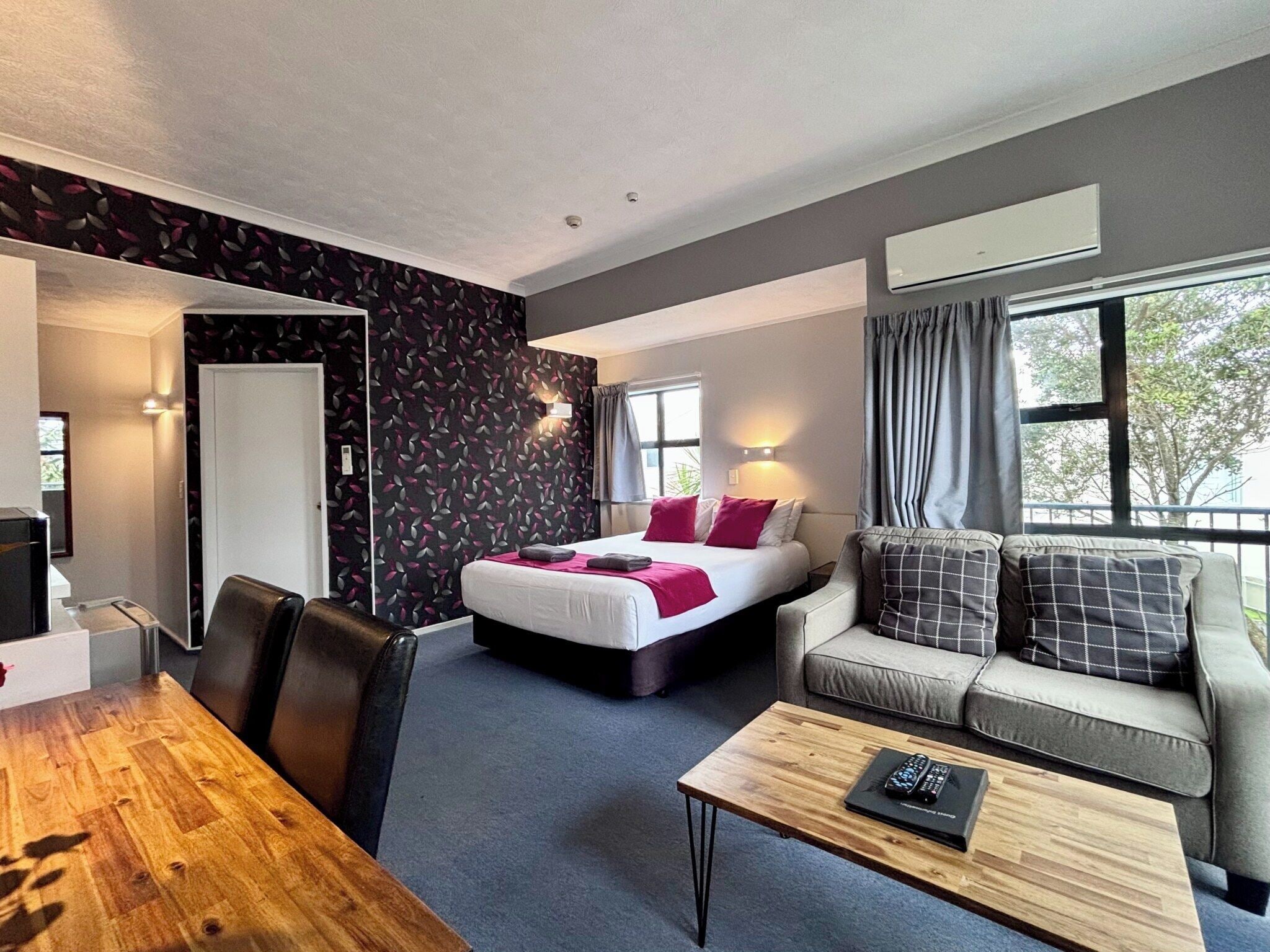 Estudio Deluxe | Tabla de planchar con plancha, cuna de viaje y wifi gratis 