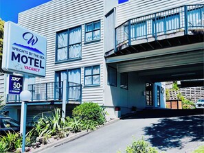 A motel with a sign indicating a vacancy.