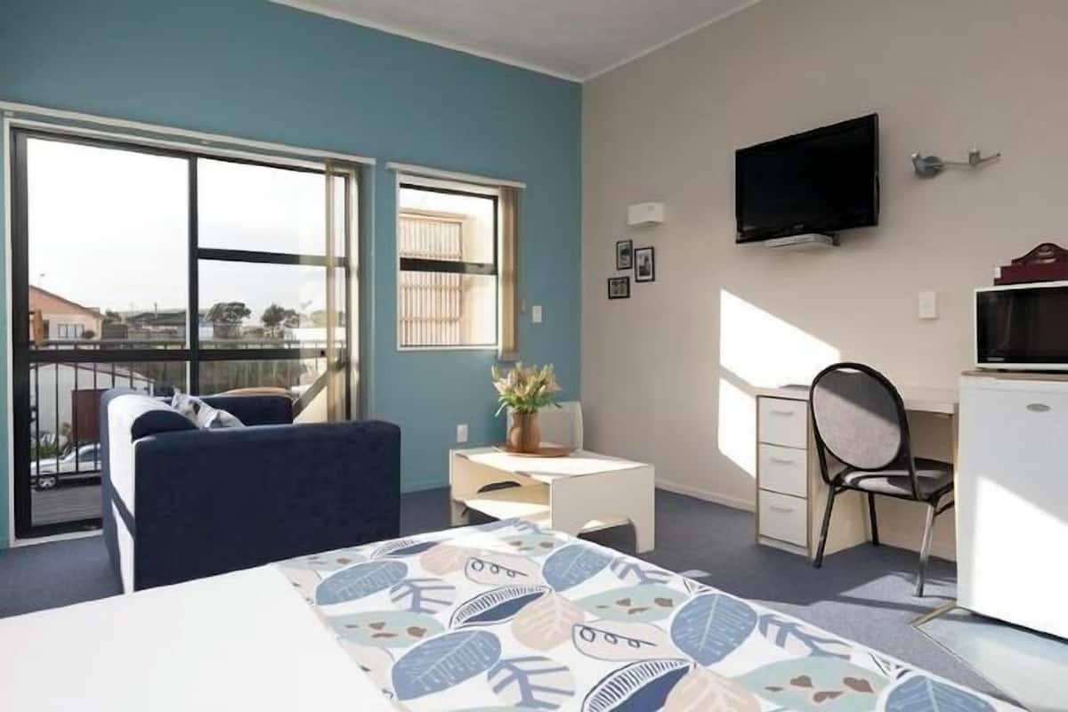 1 habitación, tabla de planchar con plancha y cuna de viaje