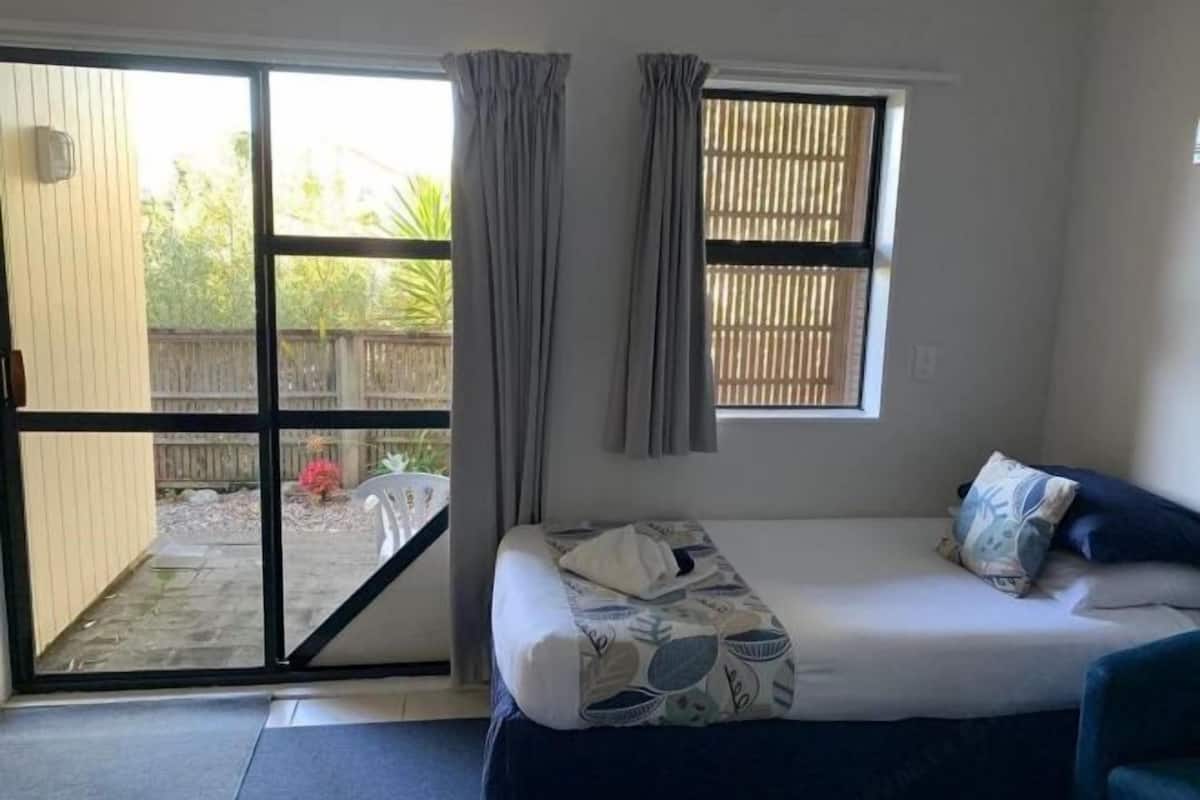 Iron/ironing board, travel cot, free WiFi, bed sheets