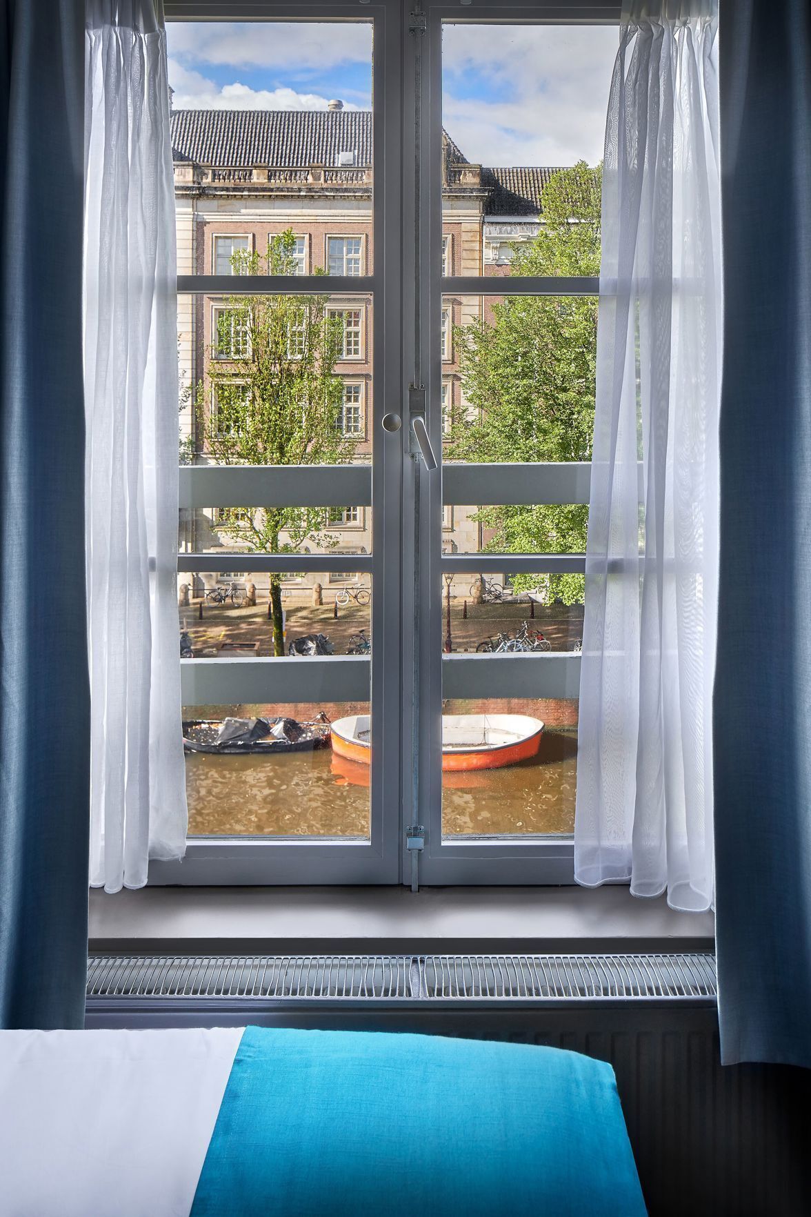 Premium bedding, Select Comfort beds, in-room safe, free WiFi