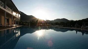 3 piscinas al aire libre, camas de piscina gratis, sombrillas