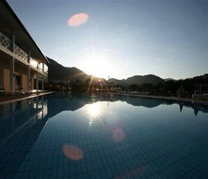 A swimming pool with a clear view of the mountains in the background. - Aqua Roma (Lasko)