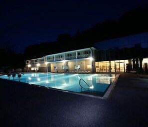 3 outdoor pools, open 9 AM to 7 PM, free cabanas, pool umbrellas - Aqua Roma (Lasko)