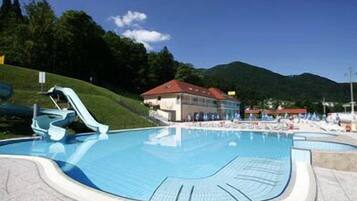 3 outdoor pools, open 9 AM to 7 PM, free pool cabanas, pool umbrellas