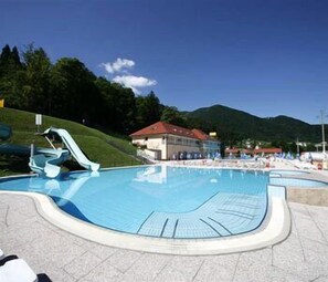 3 outdoor pools, open 9 AM to 7 PM, free cabanas, pool umbrellas - Aqua Roma (Lasko)