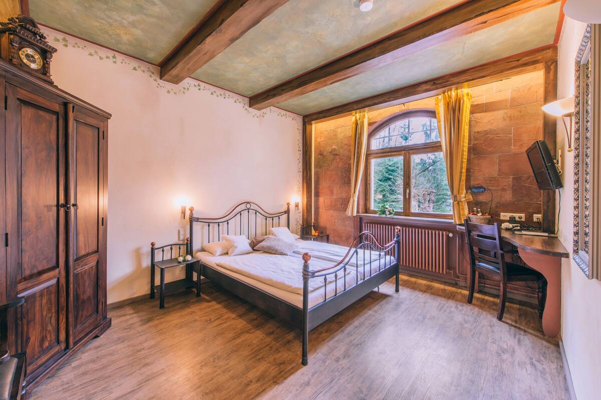 desk, free wifi, bed sheets