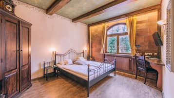 Escritorio, wifi gratis, ropa de cama