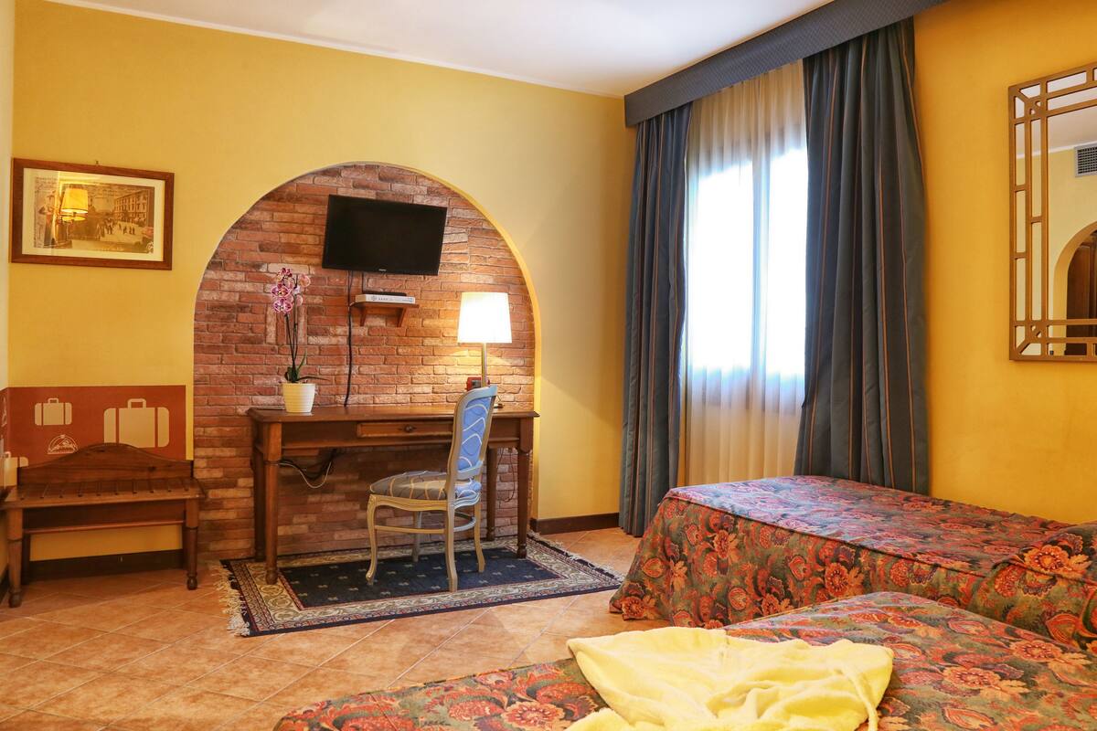 Triple Room | Minibar, in-room safe, desk, blackout drapes