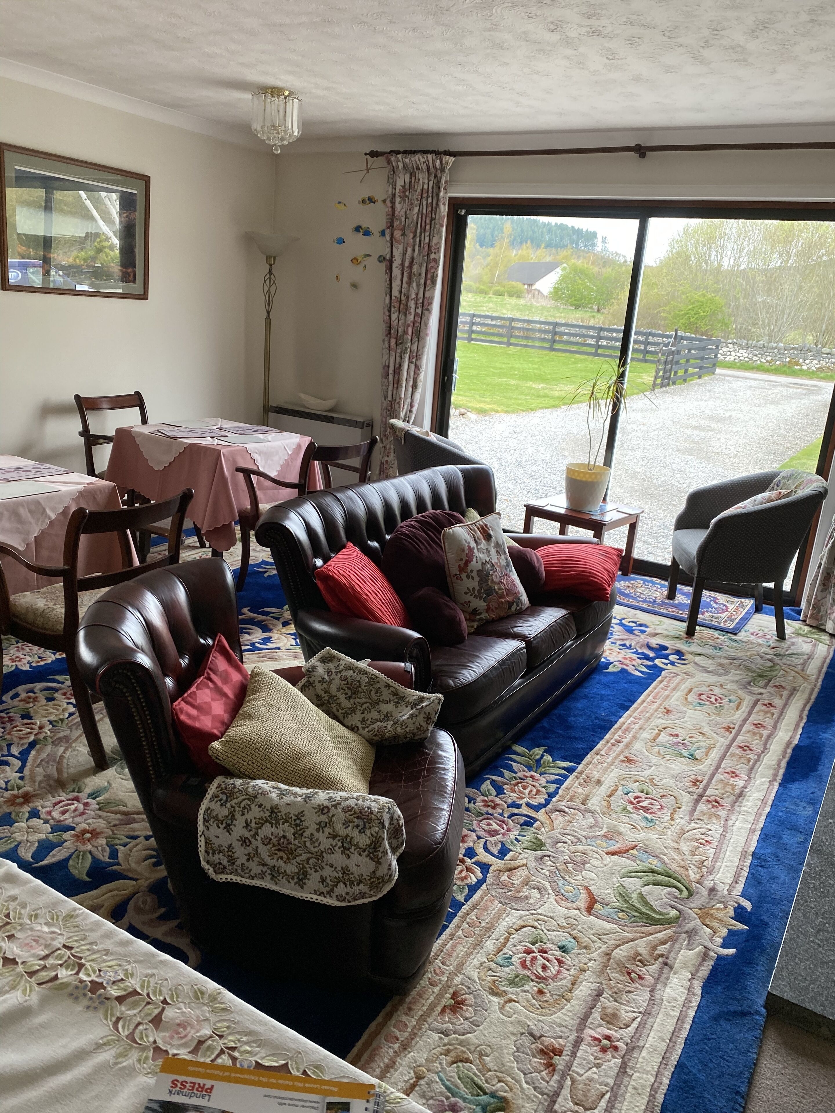 Standard Double or Twin Room, Private Bathroom, Ground Floor | Ruang tamu | 15 inci televisyen LCD dengan satelit, TV 