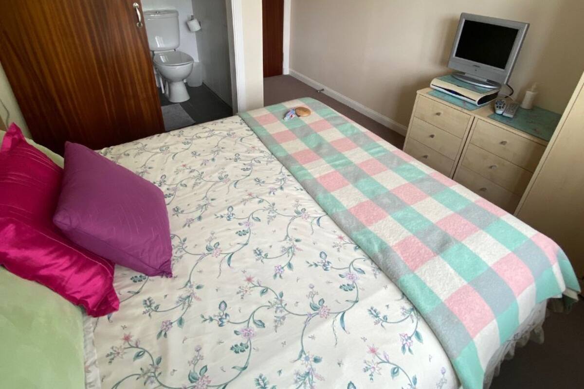 Standard Double Room, 1 Double Bed, Ensuite, Ground Floor | WiFi (free), bed sheets