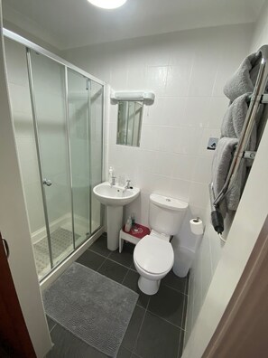 Standard Double Room, 1 Double Bed, Ensuite, Ground Floor | Bathroom