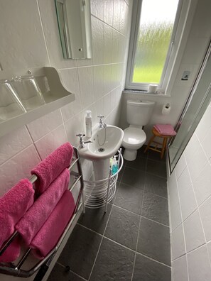 Shower, free toiletries, hair dryer, towels - Aslaich (Inverness)