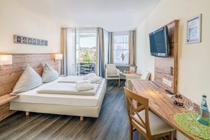 Quarto casal, sacada | Individualmente decorados, individualmente mobiliados, escrivaninha