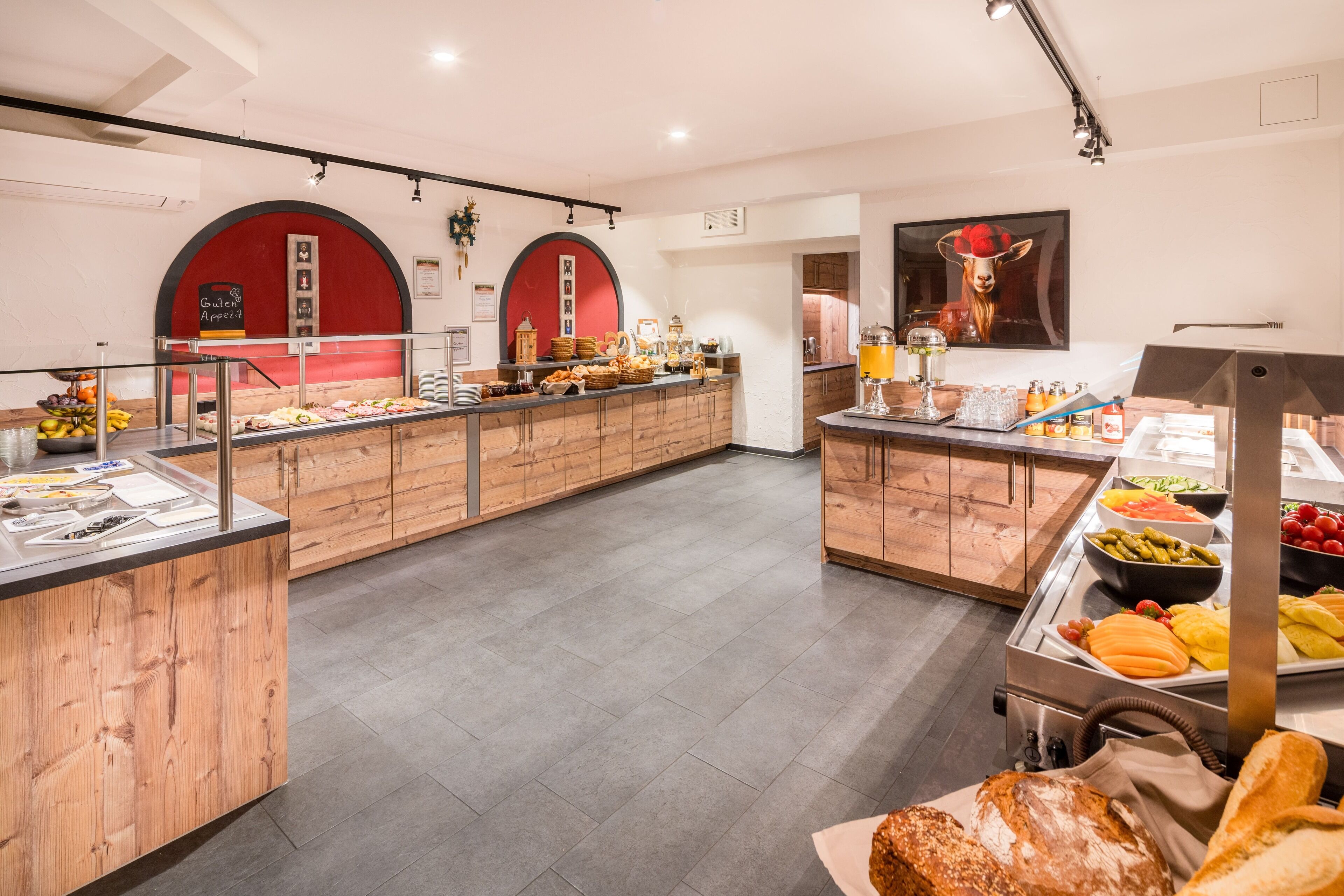 Un área de bufé con distintos alimentos y una encimera de madera.