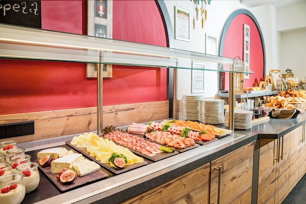 Free daily full breakfast 