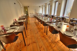 Petit déjeuner, déjeuner et dîner servis sur place