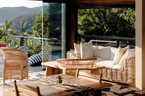 Lobby sitting area - Elephant Hide of Knysna Guest Lodge (Knysna)