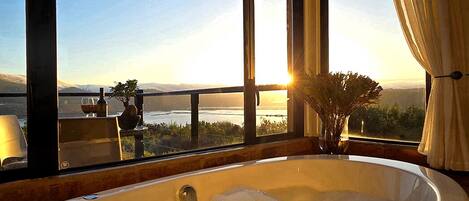 Suite, 1 King Bed, Lagoon View | Jetted tub