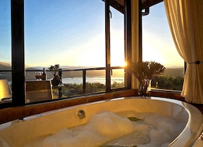 Suite, 1 King-Bett, Blick auf die Lagune | Whirlwanne