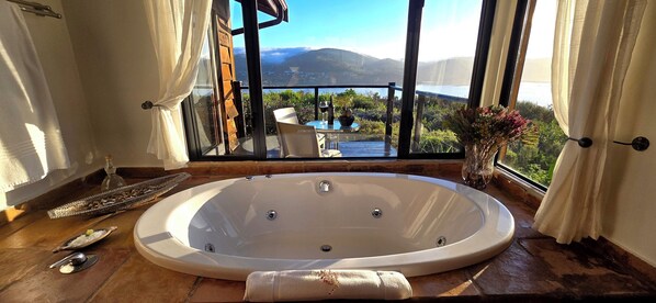 Bañera y ducha independientes, bañera profunda