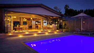 Udendørs pool, parasoller, liggestole