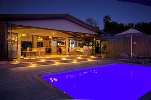 Outdoor pool, pool umbrellas, pool loungers - Elephant Hide of Knysna Guest Lodge (Knysna)