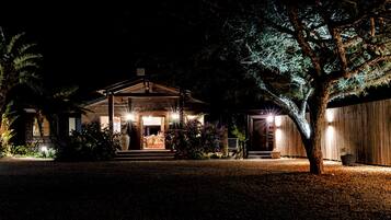 Fassade der Unterkunft – Abend/Nacht