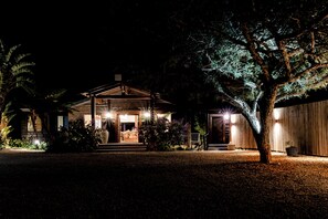 Fassade der Unterkunft – Abend/Nacht