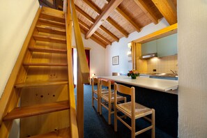 Apartment, 2 Bedrooms (6 people) | In-room dining