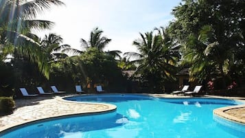 Piscine extérieure, parasols de plage, chaises longues