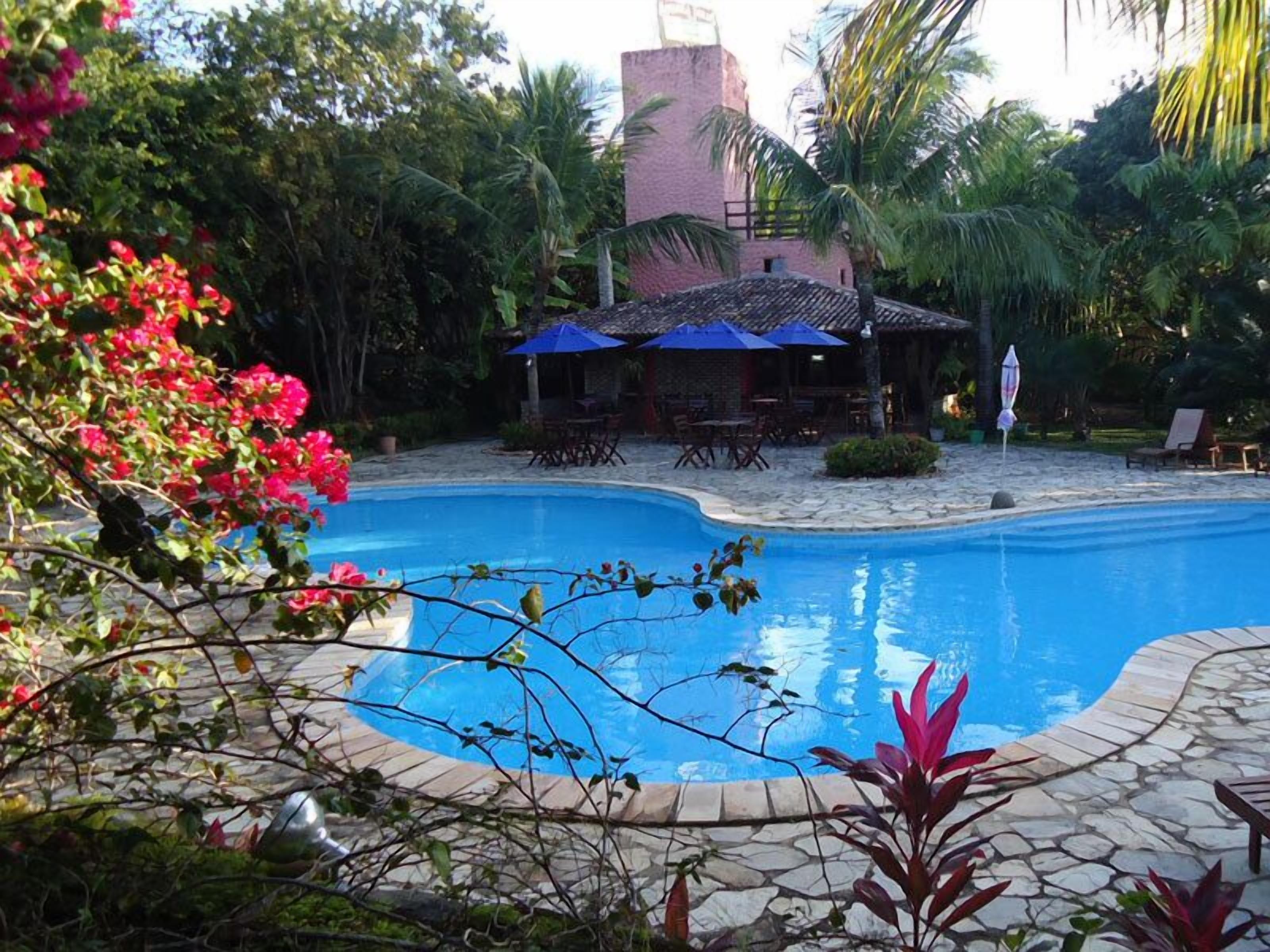 Piscina externa, funciona das 8h às 21h30, guarda-sóis, espreguiçadeiras