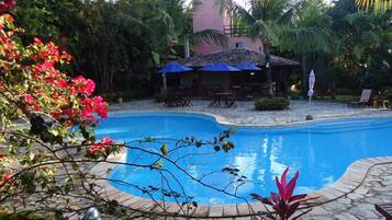 Piscine extérieure, parasols de plage, chaises longues