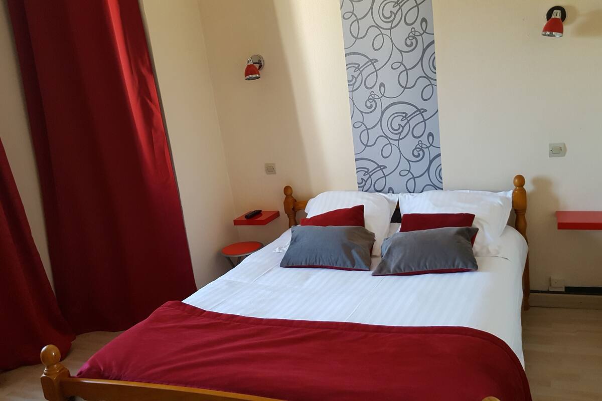 Doppelzimmer | Individuell dekoriert, individuell eingerichtet, Schreibtisch